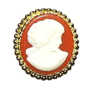 Broche redondo de coral y metal con camafeo